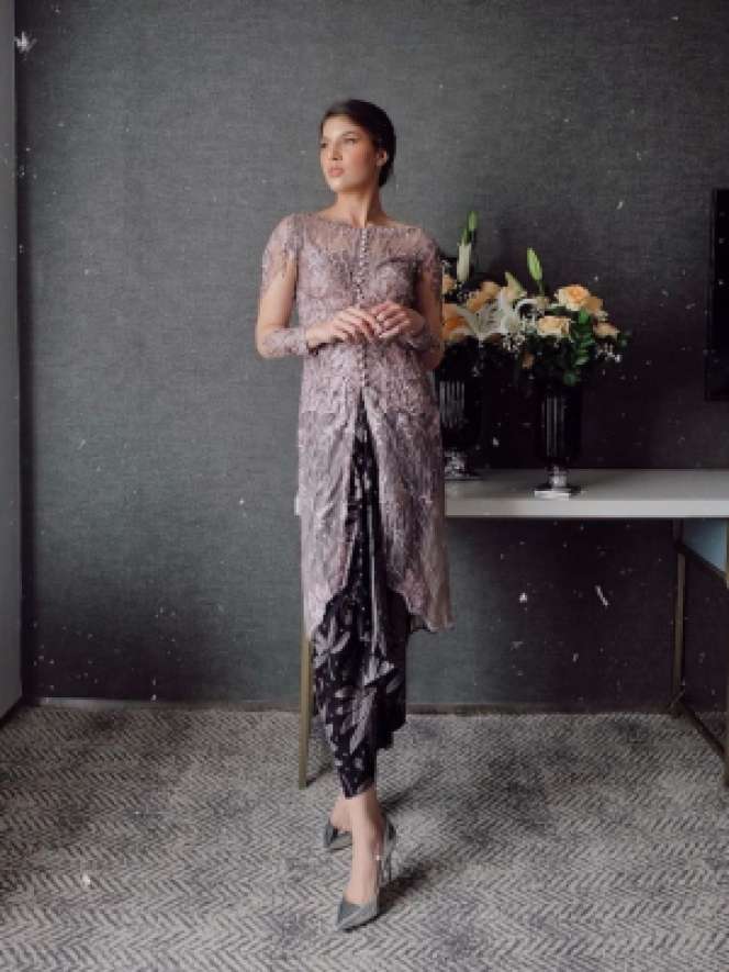 Penampilan Istri Seleb Kenakan Kebaya, Manglingi!