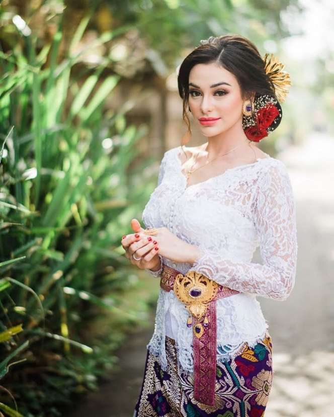 Penampilan Istri Seleb Kenakan Kebaya, Manglingi!
