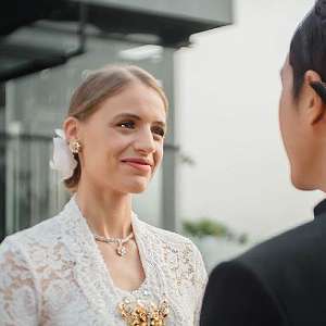 Penampilan Istri Seleb Kenakan Kebaya, Manglingi!