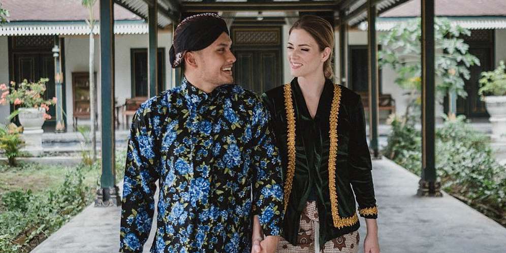 Penampilan Istri Seleb Kenakan Kebaya, Manglingi!