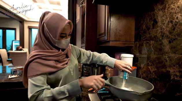 10 Potret Aurel Bikin Takjil Buka Puasa, Dipuji Enak Banget