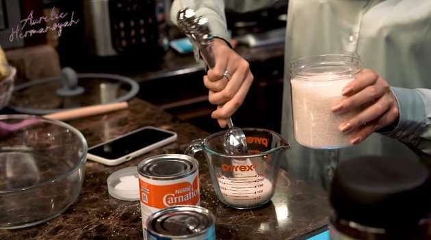 10 Potret Aurel Bikin Takjil Buka Puasa, Dipuji Enak Banget