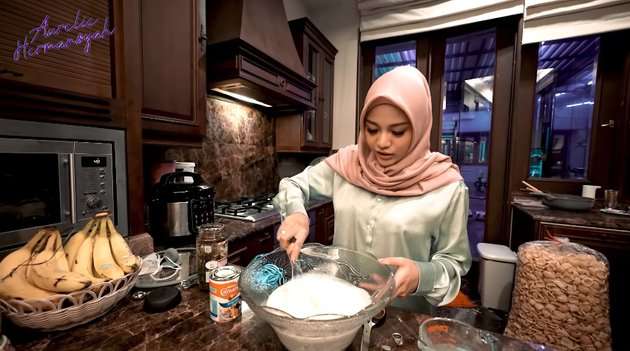 10 Potret Aurel Bikin Takjil Buka Puasa, Dipuji Enak Banget