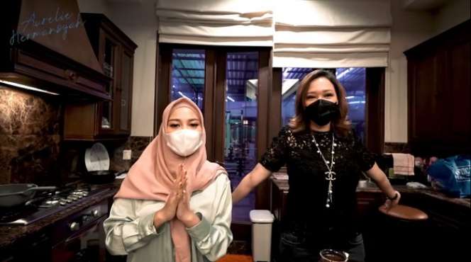 10 Potret Aurel Bikin Takjil Buka Puasa, Dipuji Enak Banget