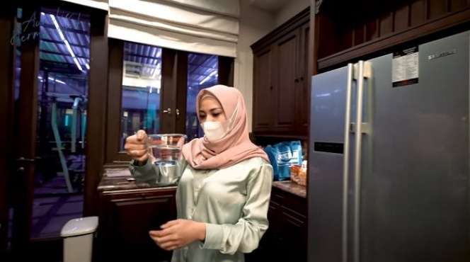 10 Potret Aurel Bikin Takjil Buka Puasa, Dipuji Enak Banget