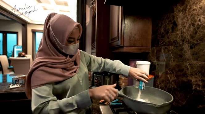 10 Potret Aurel Bikin Takjil Buka Puasa, Dipuji Enak Banget