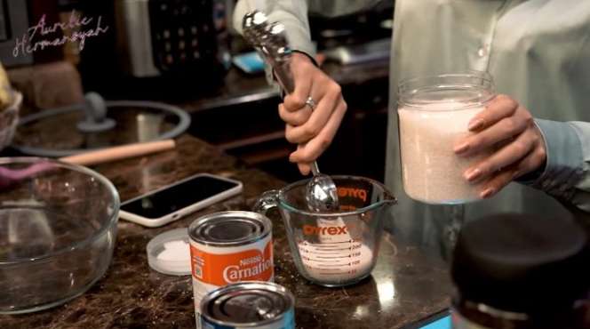 10 Potret Aurel Bikin Takjil Buka Puasa, Dipuji Enak Banget