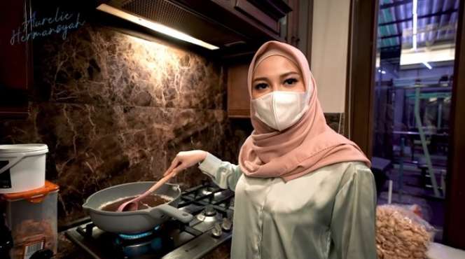 10 Potret Aurel Bikin Takjil Buka Puasa, Dipuji Enak Banget