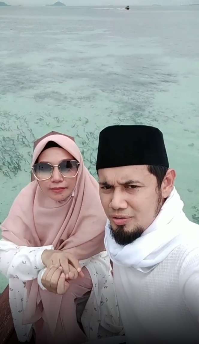 Momen Kompak Ustaz Kondang Bersama Istri, Bikin Baper!
