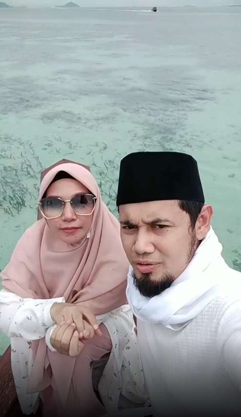 Momen Kompak Ustaz Kondang Bersama Istri, Bikin Baper!