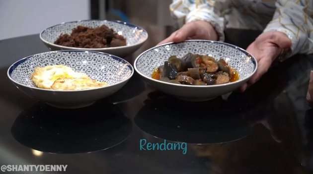 10 Potret Denny Cagur & Istri Buka Puasa di Rumah Tetangga