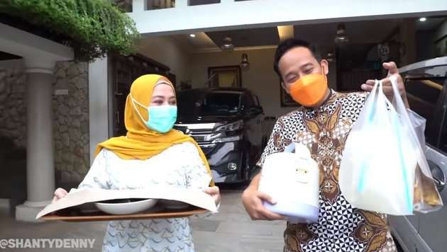 10 Potret Denny Cagur & Istri Buka Puasa di Rumah Tetangga