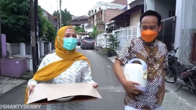 10 Potret Denny Cagur & Istri Buka Puasa di Rumah Tetangga