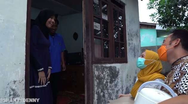 10 Potret Denny Cagur & Istri Buka Puasa di Rumah Tetangga
