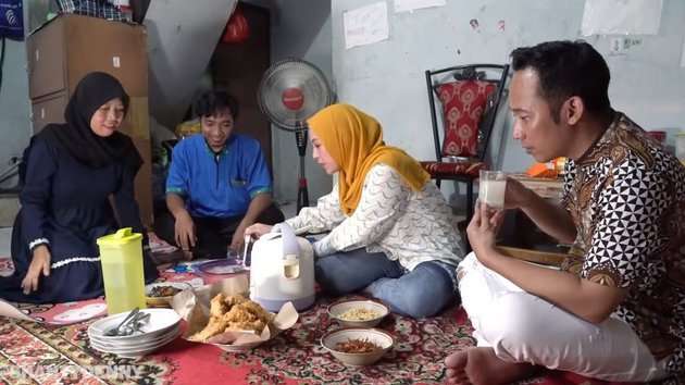 10 Potret Denny Cagur & Istri Buka Puasa di Rumah Tetangga