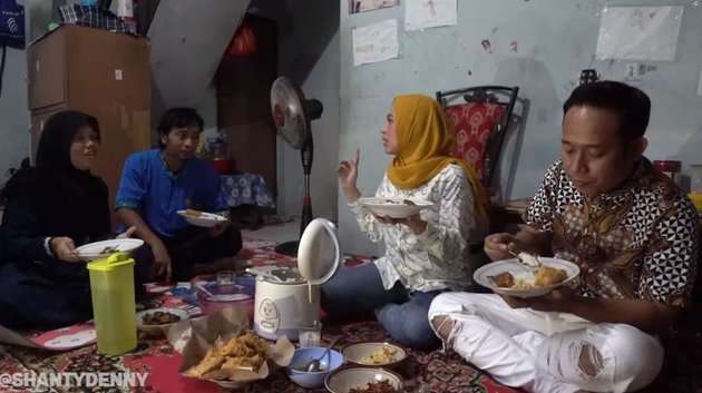 10 Potret Denny Cagur & Istri Buka Puasa di Rumah Tetangga