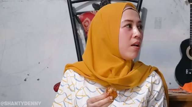 10 Potret Denny Cagur & Istri Buka Puasa di Rumah Tetangga