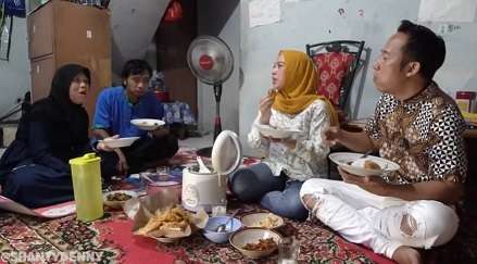 10 Potret Denny Cagur & Istri Buka Puasa di Rumah Tetangga