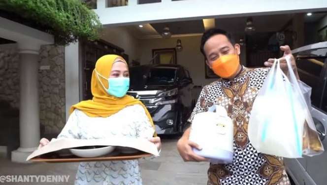 10 Potret Denny Cagur & Istri Buka Puasa di Rumah Tetangga