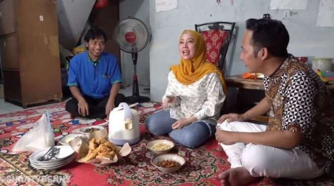 10 Potret Denny Cagur & Istri Buka Puasa di Rumah Tetangga