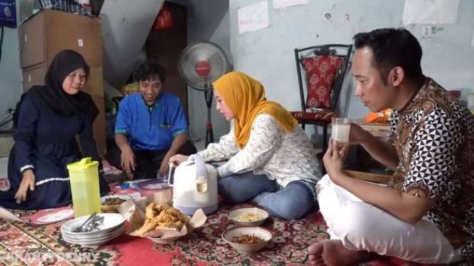 10 Potret Denny Cagur & Istri Buka Puasa di Rumah Tetangga