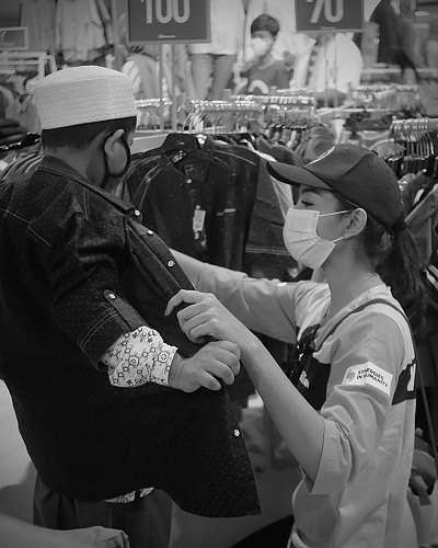 10 Momen Seru Glenca Chysara Ajak Anak Yatim Belanja di Mall
