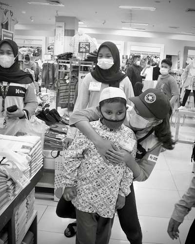 10 Momen Seru Glenca Chysara Ajak Anak Yatim Belanja di Mall