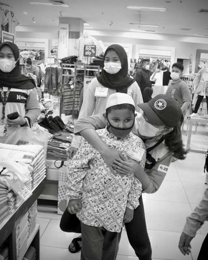 10 Momen Seru Glenca Chysara Ajak Anak Yatim Belanja di Mall