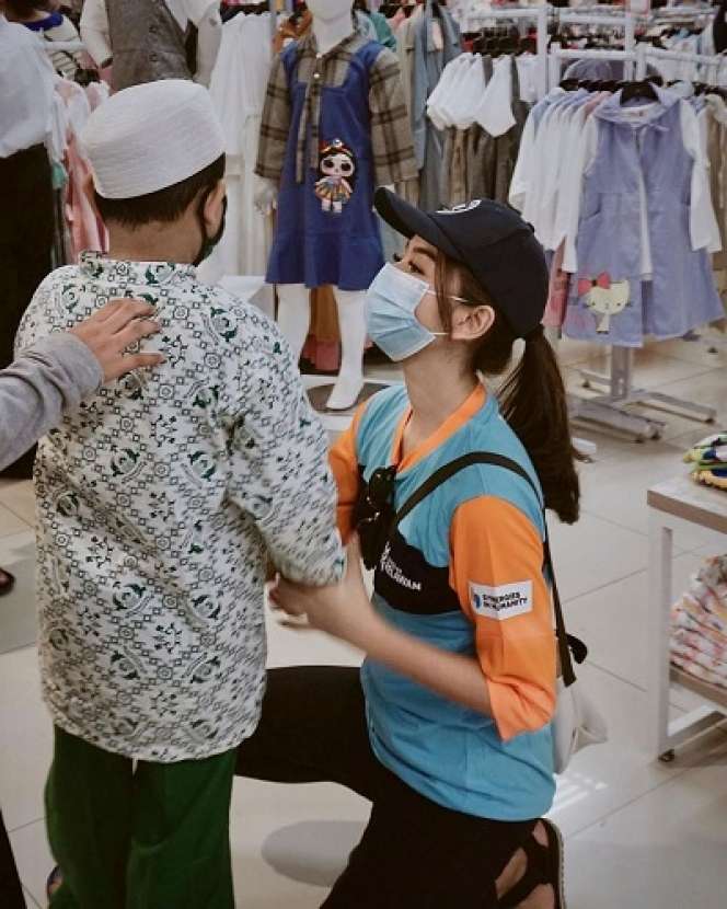 10 Momen Seru Glenca Chysara Ajak Anak Yatim Belanja di Mall