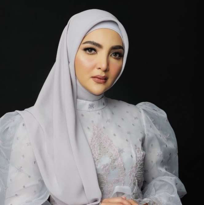 7 Pesona Ashanty Berbusana Muslim, Makin Cantik dengan Hijab
