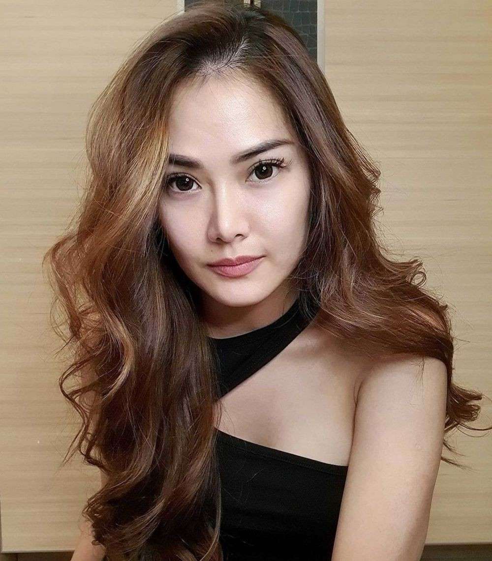 10 Potret Cantik Vegen Acni, Mantan Istri Kapten Vincent