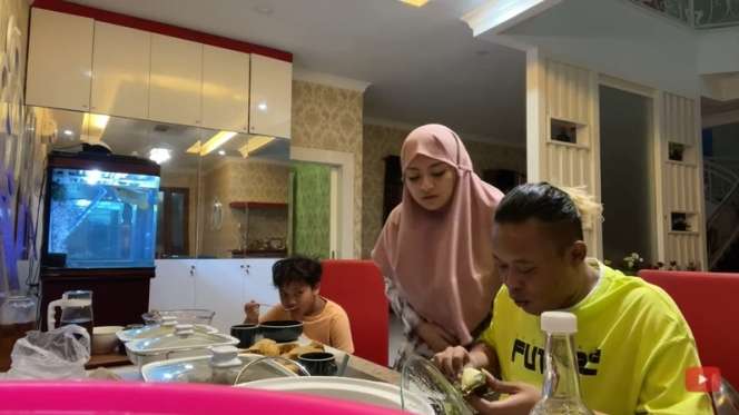9 Momen Buka Puasa Sule-Nathalie Usai Pisah Rumah, Mesra Lagi!