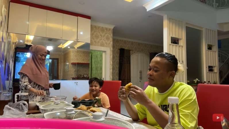 9 Momen Buka Puasa Sule-Nathalie Usai Pisah Rumah, Mesra Lagi!