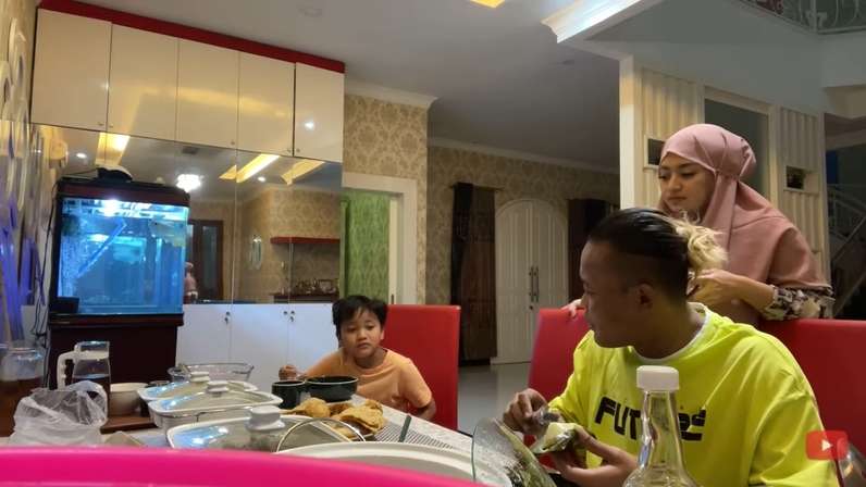 9 Momen Buka Puasa Sule-Nathalie Usai Pisah Rumah, Mesra Lagi!