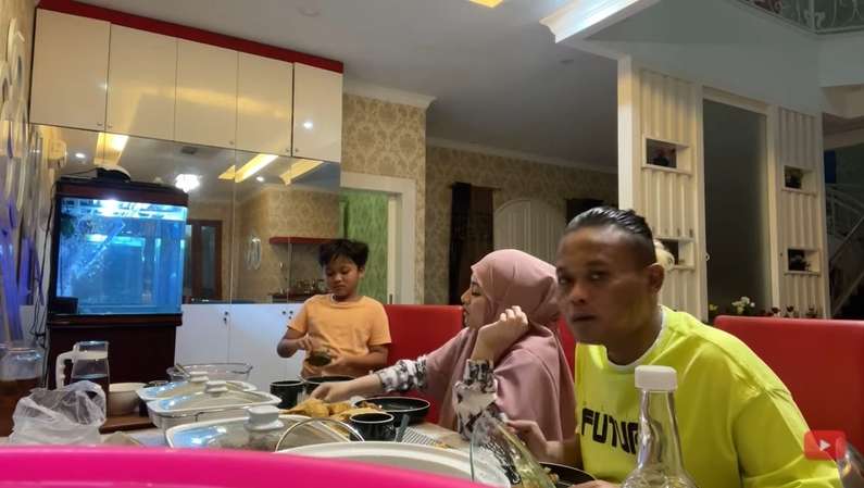 9 Momen Buka Puasa Sule-Nathalie Usai Pisah Rumah, Mesra Lagi!