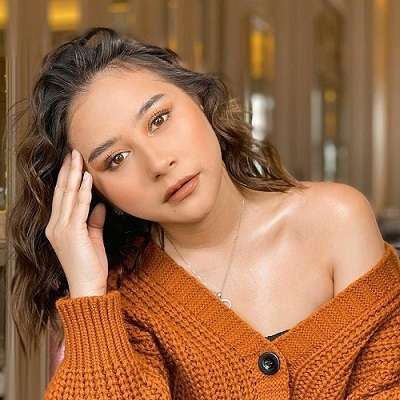 11 Potret OOTD Prilly Latuconsina di Sudut Rumah, Classy Abis!