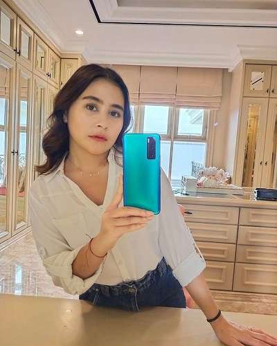 11 Potret OOTD Prilly Latuconsina di Sudut Rumah, Classy Abis!