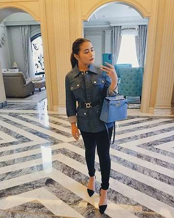 11 Potret OOTD Prilly Latuconsina di Sudut Rumah, Classy Abis!
