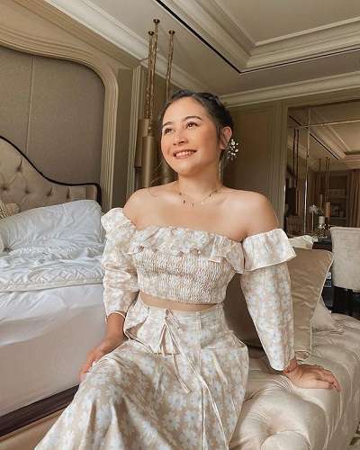 11 Potret OOTD Prilly Latuconsina di Sudut Rumah, Classy Abis!