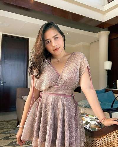 11 Potret OOTD Prilly Latuconsina di Sudut Rumah, Classy Abis!