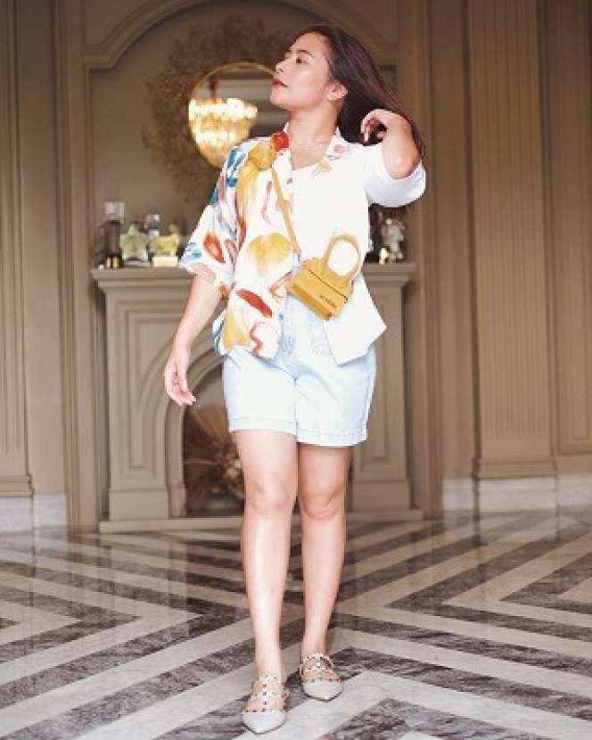 11 Potret OOTD Prilly Latuconsina di Sudut Rumah, Classy Abis!