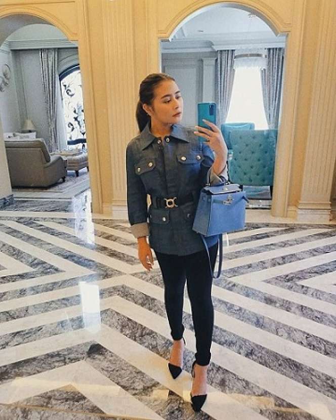 11 Potret OOTD Prilly Latuconsina di Sudut Rumah, Classy Abis!