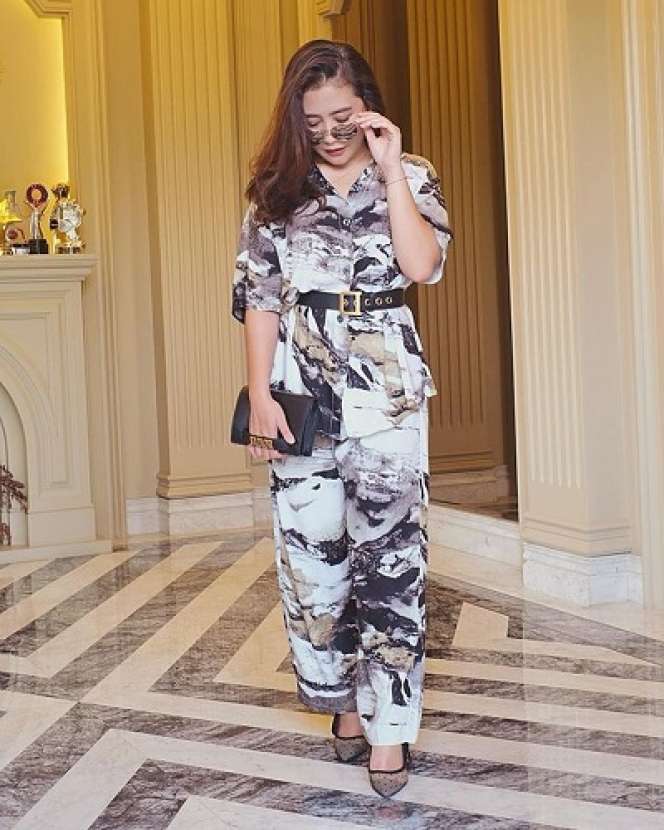 11 Potret OOTD Prilly Latuconsina di Sudut Rumah, Classy Abis!