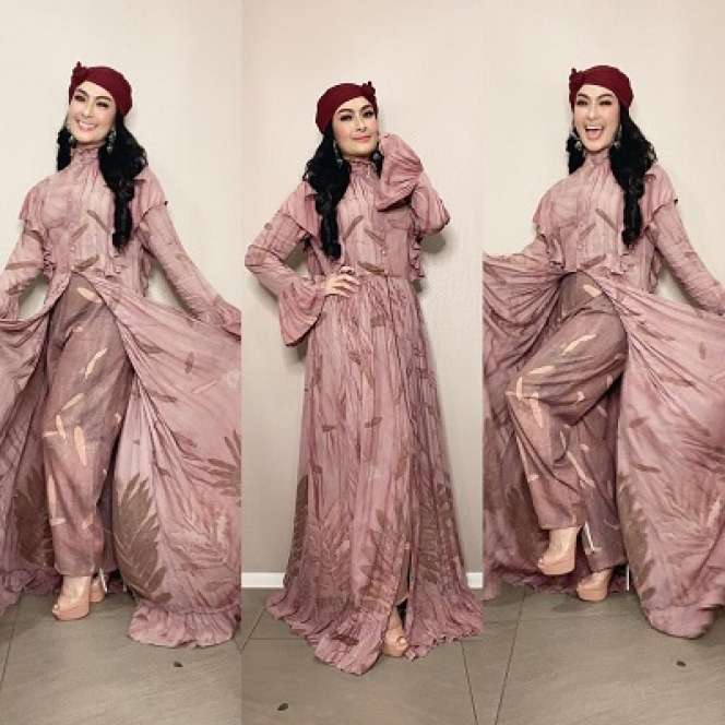 10 Foto Anggun Iis Dahlia Kenakan Kaftan & Turban, Modis Abis!