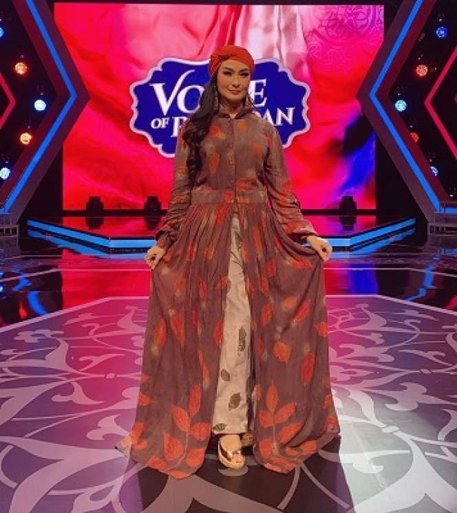 10 Foto Anggun Iis Dahlia Kenakan Kaftan & Turban, Modis Abis!