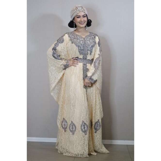 10 Foto Anggun Iis Dahlia Kenakan Kaftan & Turban, Modis Abis!
