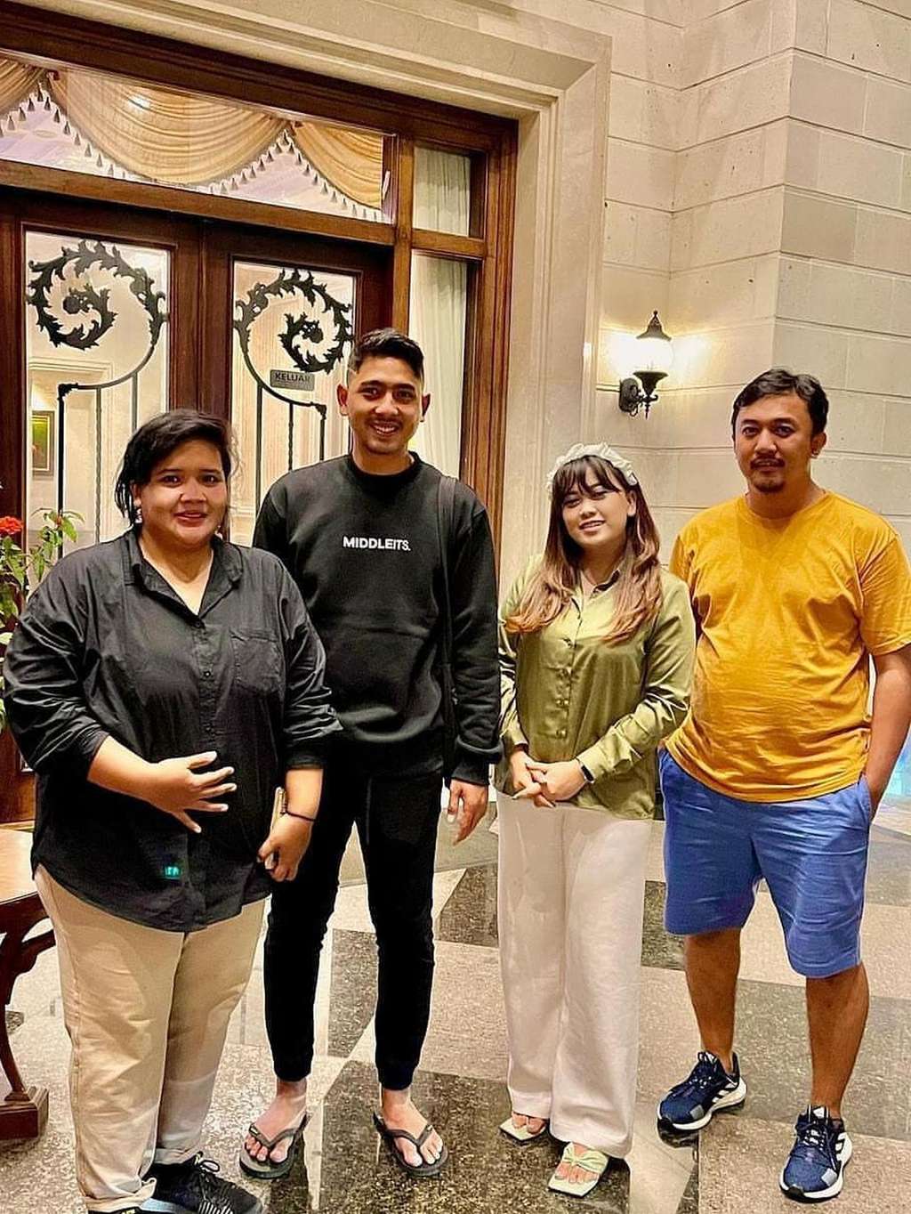 7 Potret Terbaru Arya Saloka Usai Potong Rambut, Bikin Syok!