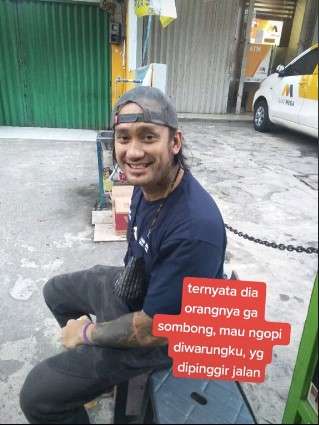 Tak Sangka, 9 Seleb Ganteng Ini Suka Jajan di Warung Kaki Lima
