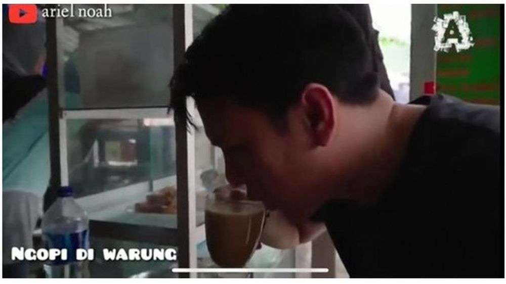 Tak Sangka, 9 Seleb Ganteng Ini Suka Jajan di Warung Kaki Lima