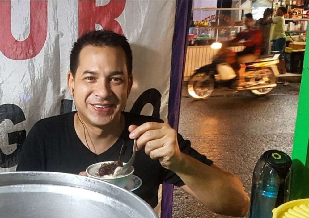 Tak Sangka, 9 Seleb Ganteng Ini Suka Jajan di Warung Kaki Lima